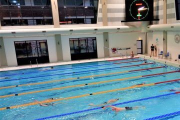Geoefende zwemmers trekken baantjes in zwembad Sportstad in Heerenveen.