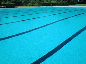 Zwembad met zwarte lijnen op de bodem dat je kunt gebruiken om lichaamsassen en lichaamsvlakken te leren.