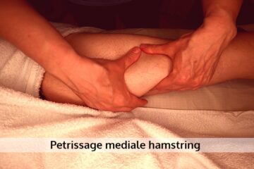 Petrissage of kneding op de mediale hamstring bij een wielrenner.