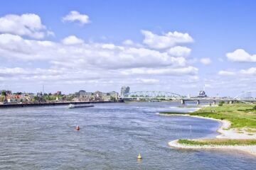 Uitzicht vanaf de Waalbrug op de stad Nijmegen